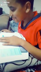 طفل صغير يغني اغنية