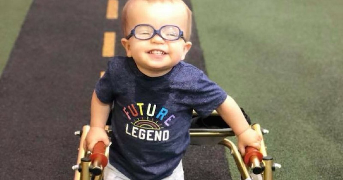 Roman Dinkel, un petit garçon atteint de spina bifida, qui réussit à marcher