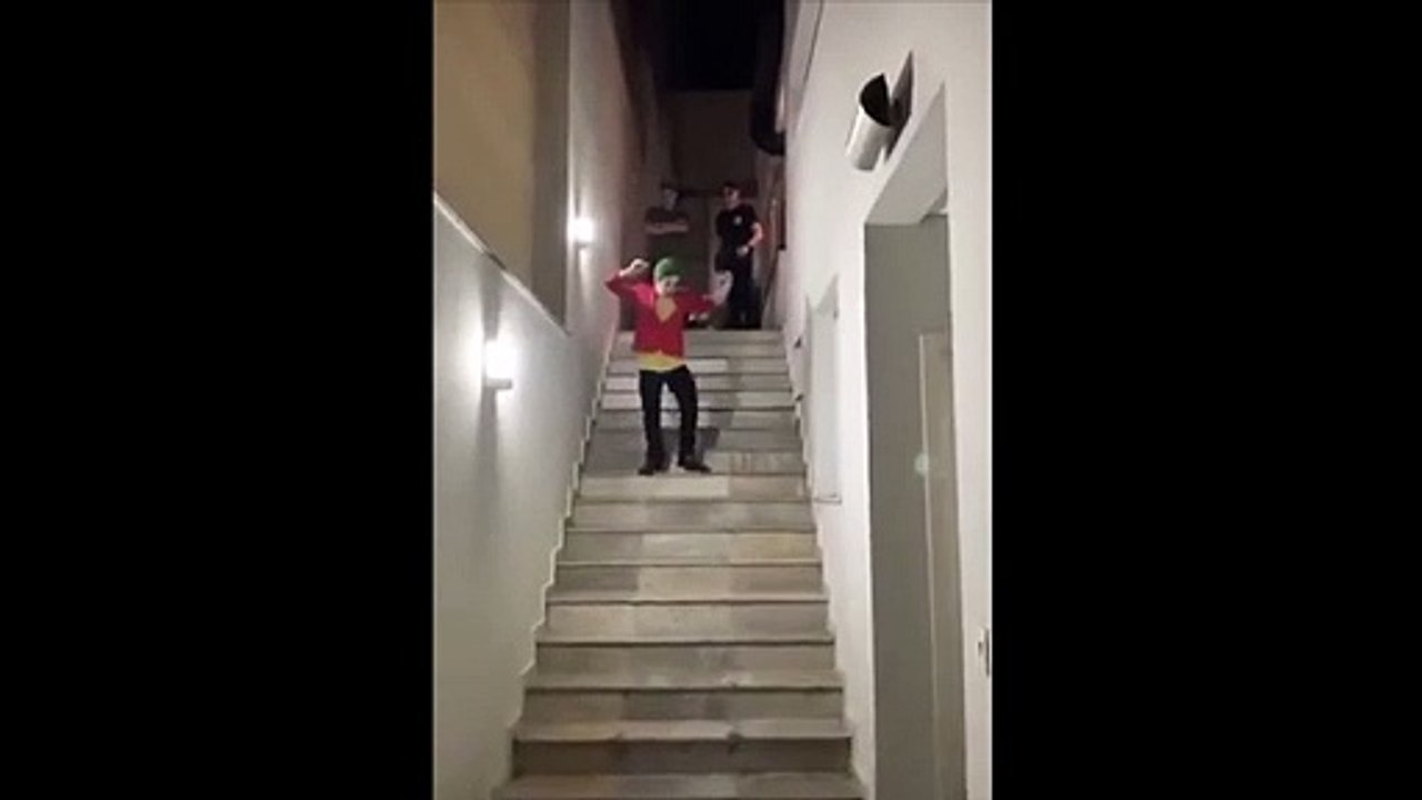 Quand le Joker se rate et tombe dans les escaliers