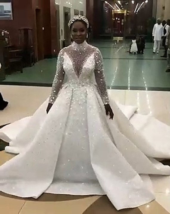 La femme dee la star John DUMELO fait sensation avec sa robe de fée. Ma-Gni-Fi-Que!