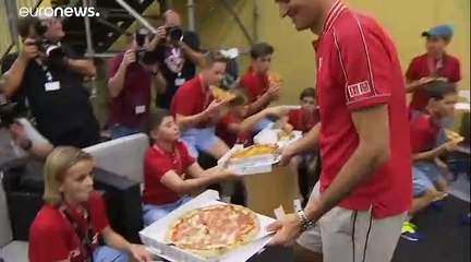 Tải video: Basel: Federers Feier nach 10. Heimsieg