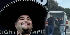 Este campeón de los pesos pesados de boxeo ayuda a un desconocido a empujar su coche averiado