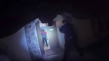 Momento en que un policía mata a un joven que ya había arrojado su arma y caminaba con las manos en alto