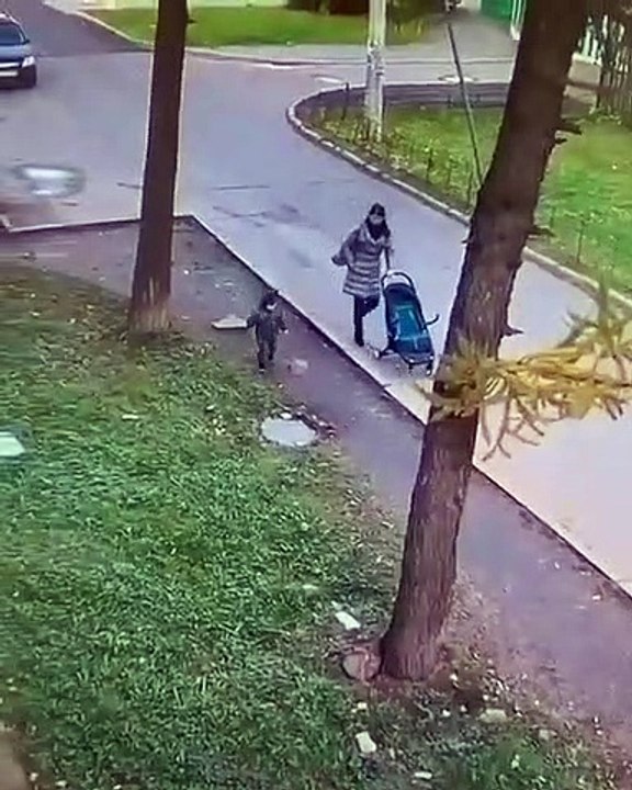 Bebé cai numa tampa de esgoto