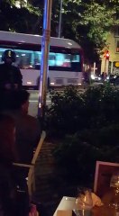 La Brimo intimida els clients d'una terrassa al Passeig de Sant Joan (26-10-2019)