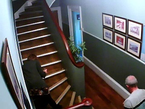 Un couple bourré n'arrive même pas à monter dans les escaliers ! MDR