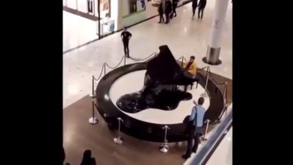 Una mujer toca el 'Cara al sol' al piano en un centro comercial de Valladolid