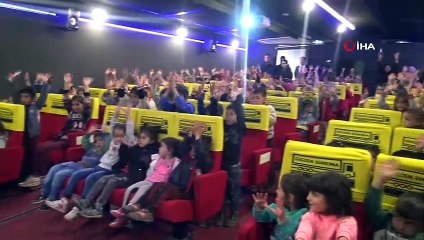 Köy okulu öğrencileri ilk kez sinemayla buluştu