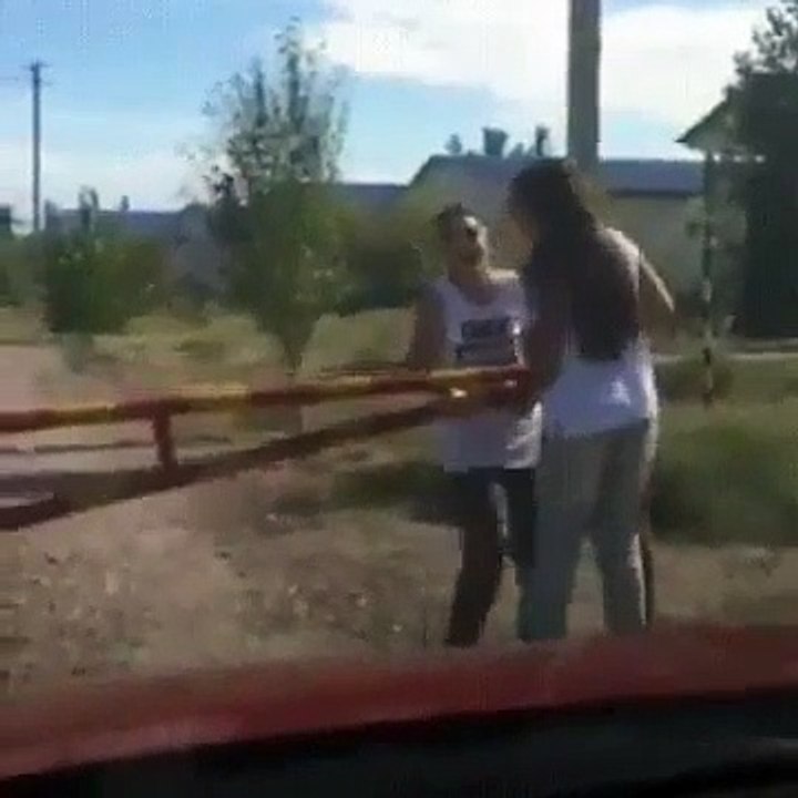 3 filles pas assez intelligentes pour ouvrir une barrière