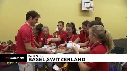 راجر فدرر، قهرمان تنیس جهان به نوجوانان همشهری‌ خود پیتزا تعارف کرد