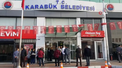 MHP’li Başkan, işe geç gelen işçi ve memurları belediye almayarak kapıları kapattı