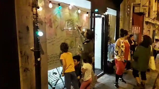 Varias vecinas, militantes y simpatizantes de la revista feminista Pikara pintan sobre los grafitis de extrema derecha