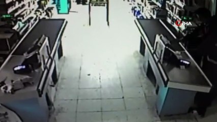 Maskeli bıçaklı gasp kamerada