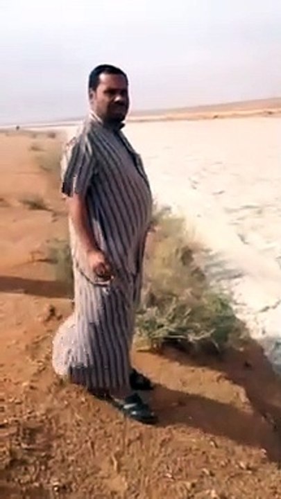 Ce n'est pas de l'eau mais du sable qui coule dans cette rivière en Irak