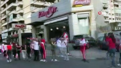 - Lübnan'da göstericiler 170 kilometrelik insan zinciri oluşturdu