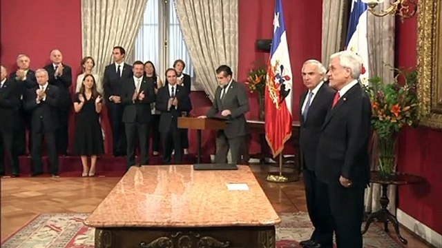 Piñera cambia a ocho de sus ministros con intención de calmar protestas en Chile