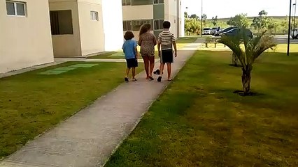 RAPHAELL, THÁBATTA E OSMILTON BRINCANDO COM CARRINHO DE CONTROLE REMOTO 28-10-2019