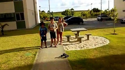 RAPHAELL, THÁBATTA E OSMILTON BRINCANDO COM CARRINHO DE CONTROLE REMOTO 28-10-2019(1)