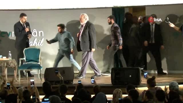 İlber Ortaylı, konferansta izdihama neden olan gençlere sitem: Çocuklar hiç fizik diye bir şey...