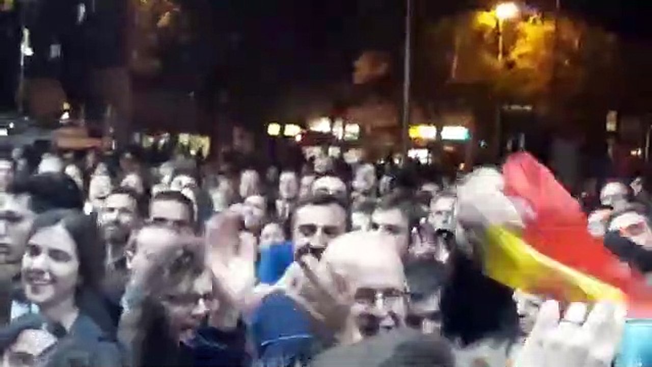 Un grupo de manifestantes simula sonarse los mocos con una bandera española