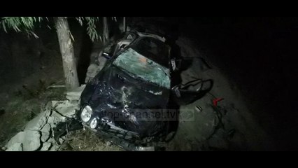 Një i vdekur dhe dy të plagosur në Lushnje, makina shkatërrohet pasi del nga rruga