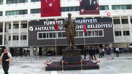 Antalya Büyükşehir Belediyesi yerleşkesine dev Atatürk heykeli