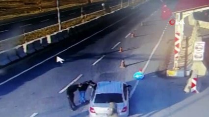 Kaçak sigarayla yakalandılar, polis noktasından böyle kaçtılar.