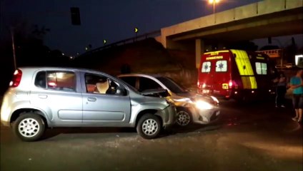 Descargar video: Batida entre carros deixa duas mulheres feridas, uma delas gestante, sob o ‘viaduto Petrocon’