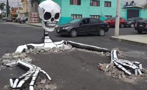 Tapan baches con calaveras gigantes en Tláhuac