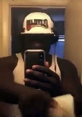 Ce sénégalais plonge des millions dans le couvercle d'une chaise anglaise et tire la chasse d'eau