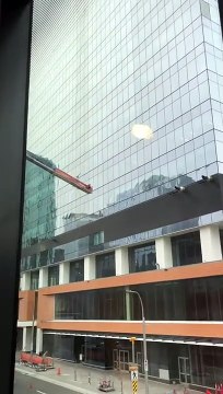 Un laveur de vitre suspendu à un échafaudage secoué par le vent à 15 m du sol