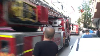 Binanın çatısı alev alev yandı, vatandaş hortumla müdahale etti