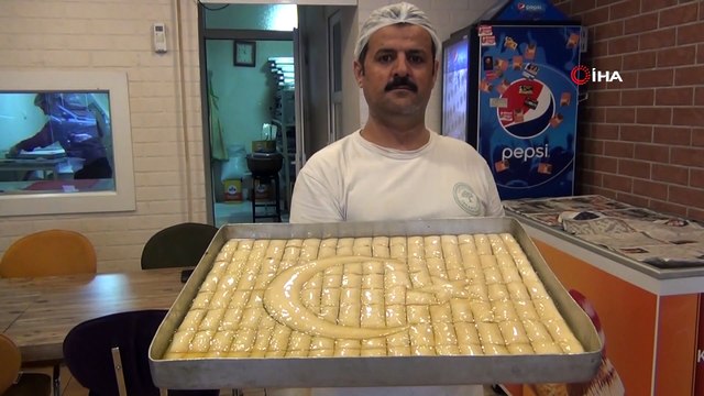 Baklava ustalarından Cumhuriyet Bayramına özel Mehmetçiğe ay yıldızlı baklava
