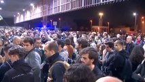 Cientos de independentistas bloquean la estación de Sants
