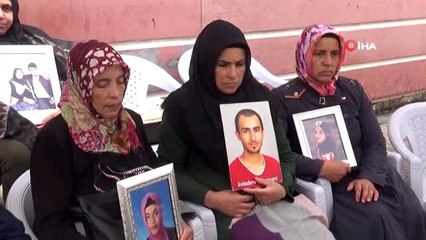 Yağışlı ve soğuk havaya aldırmadan evlat nöbetini sürdürüyorlar