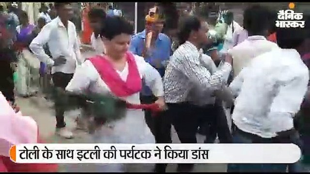 खजुराहो में दीवारी नृत्य में टोली के साथ इटली की पर्यटक ने जमकर किया डांस