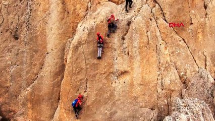 Erzincanlı sporcular 470 metre yükseklikteki zirveden mehmetçiğe destek verdi