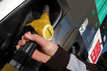 Les prix des carburants continuent de reculer en France