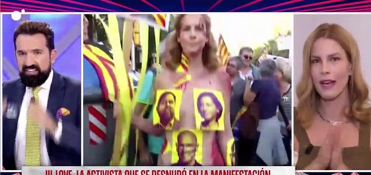 La activista que se desnudó entre los 'indepes' demuestra en TV que es más simple que el mecanismo de un zapato