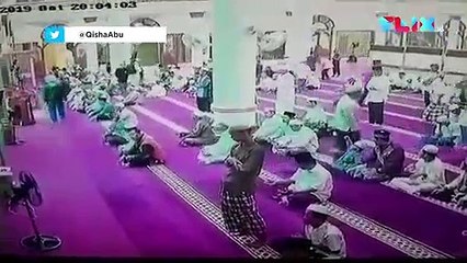 Video Pria Berhelm Mengamuk dan Banting Mikrofon di Masjid