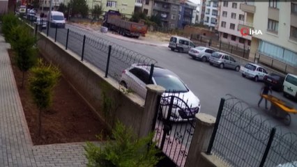 Apartmanın demir kapısını böyle söküp götürdü