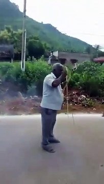 Cet homme allume des fusées avec une cigarette dans sa bouche