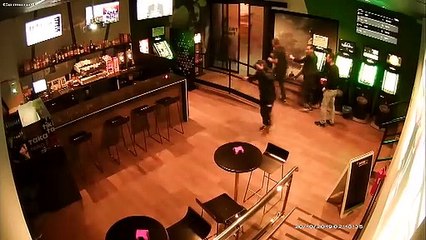 Las cámaras de seguridad graban el peculiar atraco a un bar de Alicante
