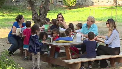 Alman eğitimci minik öğrencileri hayata hazırlıyor