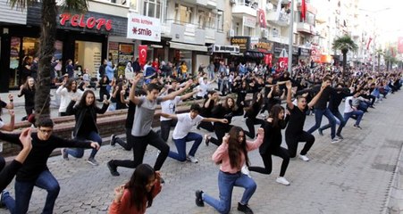 İzmir Ödemiş'te 2 bin gönüllü aynı anda zeybek oynadı