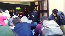 Radicales bloquean los accesos a la Pompeu Fabra y decenas de estudiantes se entrentan a ellos