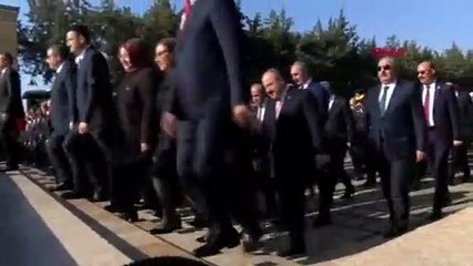 İlk tören Anıtkabir'de ! Devlet erkanı Ata'nın huzurunda
