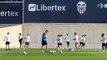 El Valencia CF prepara el duelo ante el Sevilla sin Guedes ni Gameiro