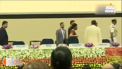 राष्ट्रगान के दौरान गिरी महिला सुरक्षाकर्मी, राष्ट्रपति ने खैरियत पूछी
