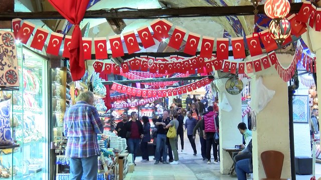 Kapalıçarşı kırmızı-beyaza büründü